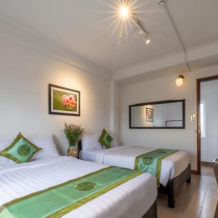 Charming Riverside Hotel Hue Buitenkant foto
