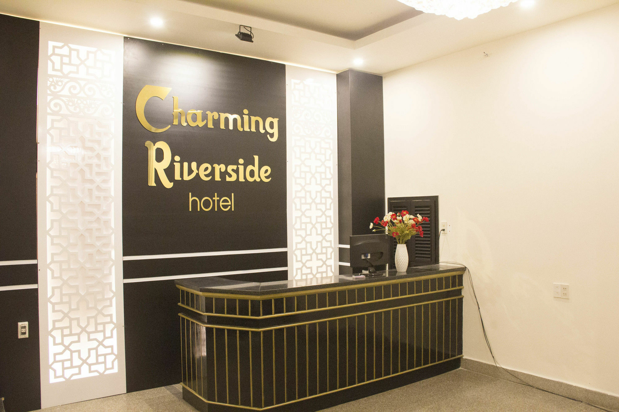 Charming Riverside Hotel Hue Buitenkant foto
